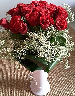 20 red roses in vase