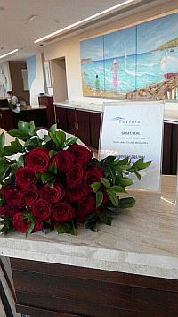 Μπουκέτο of red τριαντάφυλλα to hotel