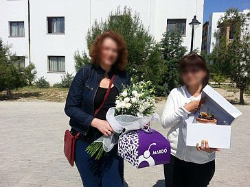 Students with bouquet of white eustoma