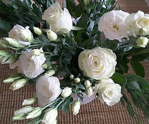 eustoma and white roses